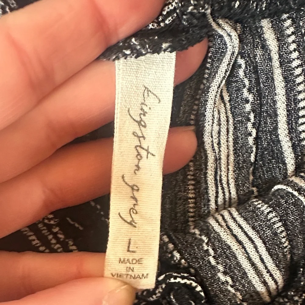 Kingston Grey Women’s Black Striped Smocked Waist Shorts Size Large - Picture 3 of 4